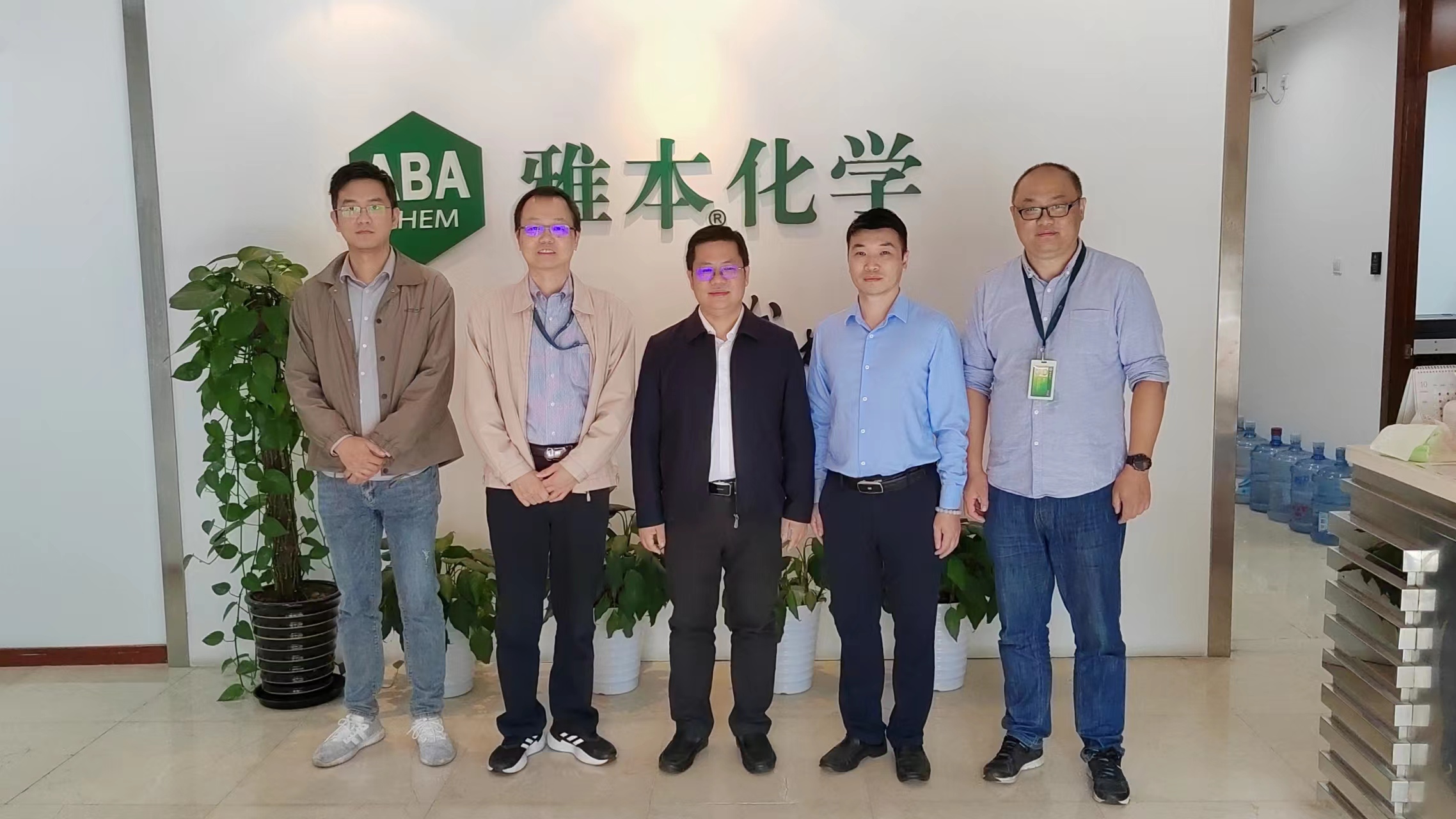 襄城区委常委、统战部部长刘颖浩一行参观钱能钱包化学张江创新中心